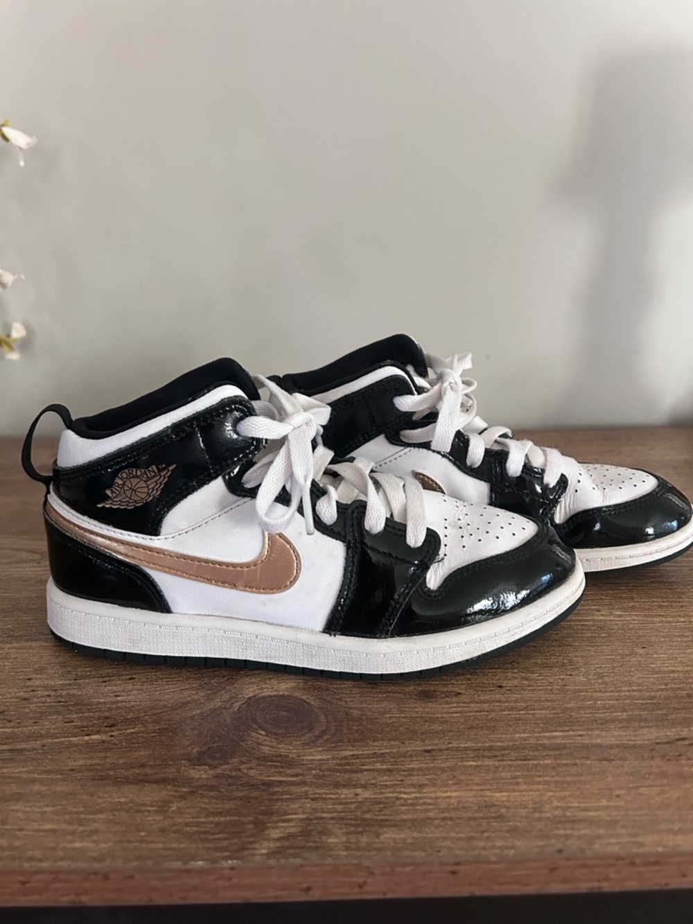 Nike Air Jordan 1 Mid SE (Black/White/Metallic Gold) – Kids Size 3Y